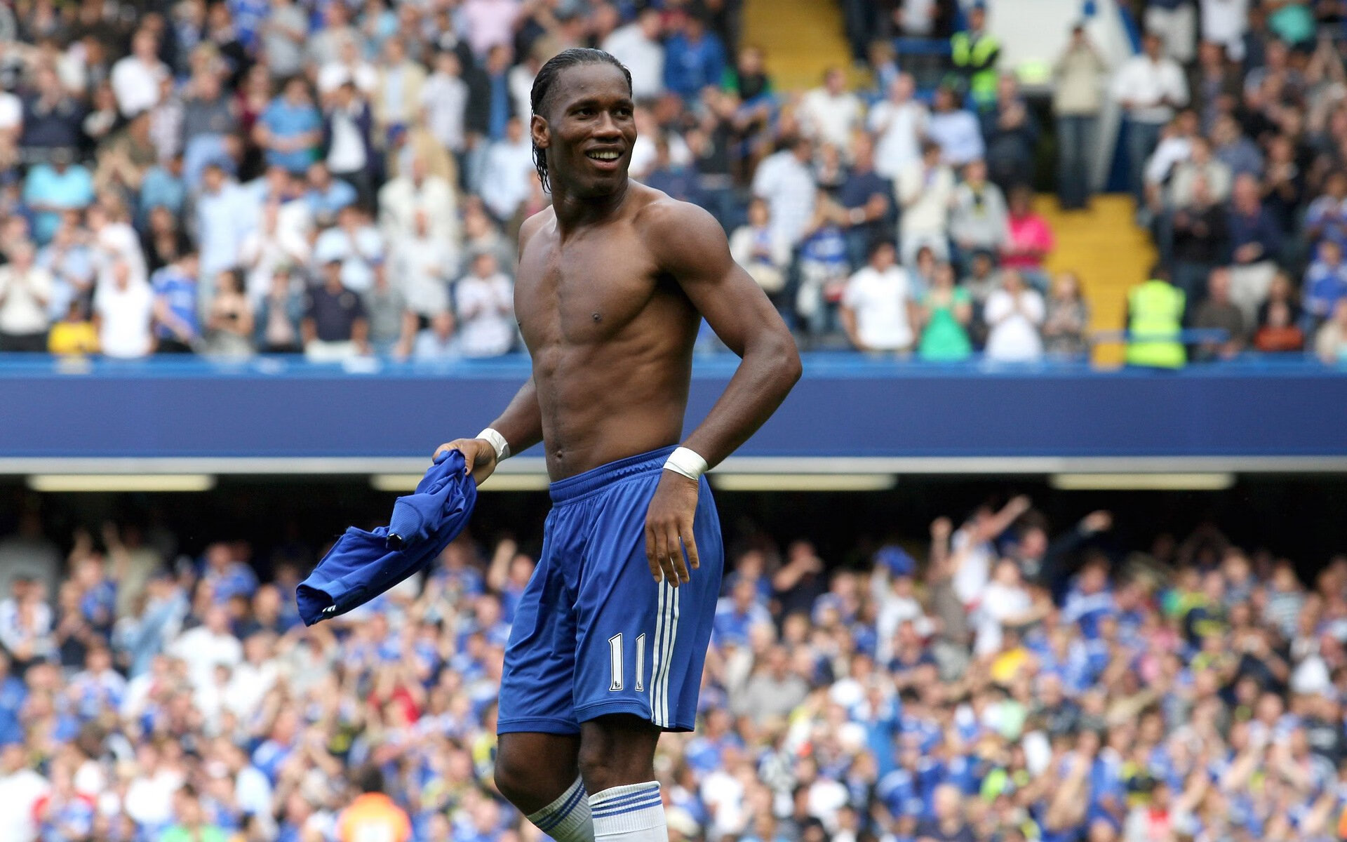 德甲激烈争夺：场面火爆震撼全场，德甲比赛集锦